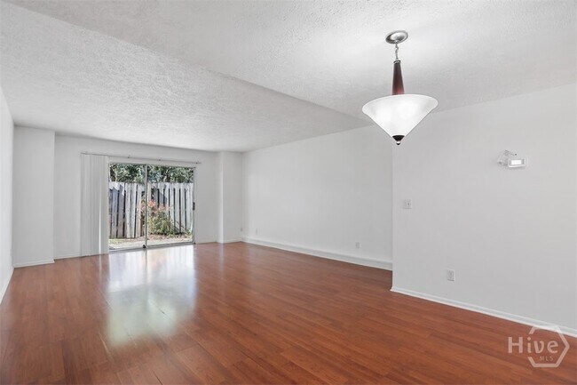 Photo - 18 Knollwood Cir