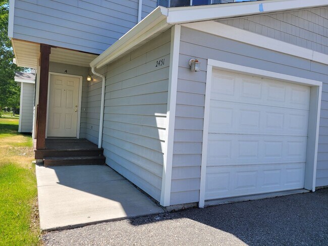 Building Photo - 2 Bedroom With Garage Rental