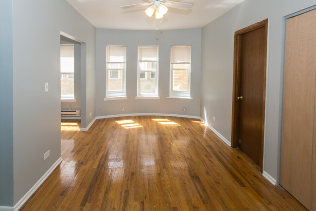 Building Photo - 4501-4515 N Malden St Rental