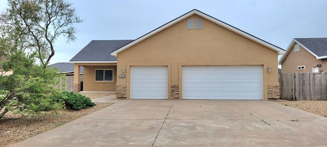 COLLEGE PARK HOME WITH 3 CAR GARAGE - COLLEGE PARK HOME WITH 3 CAR GARAGE