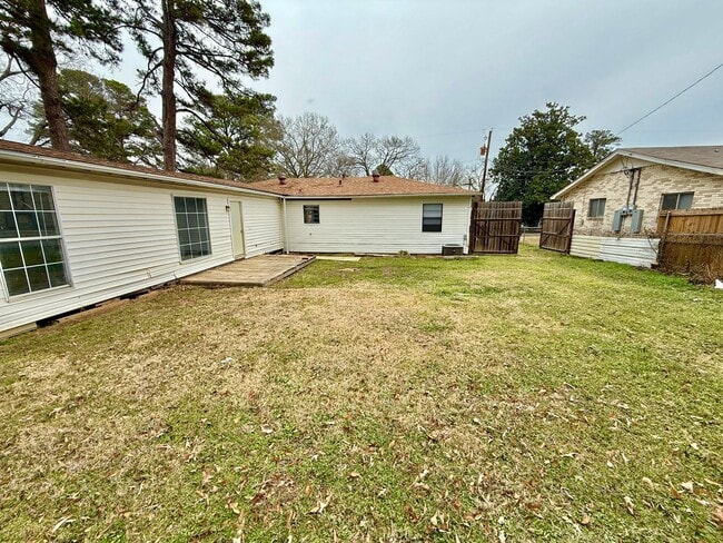 Photo - 4-bed, 3-bath, HUGE yard!