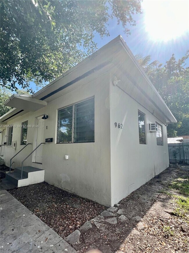 Building Photo - 962 NW 6th St Unit 1