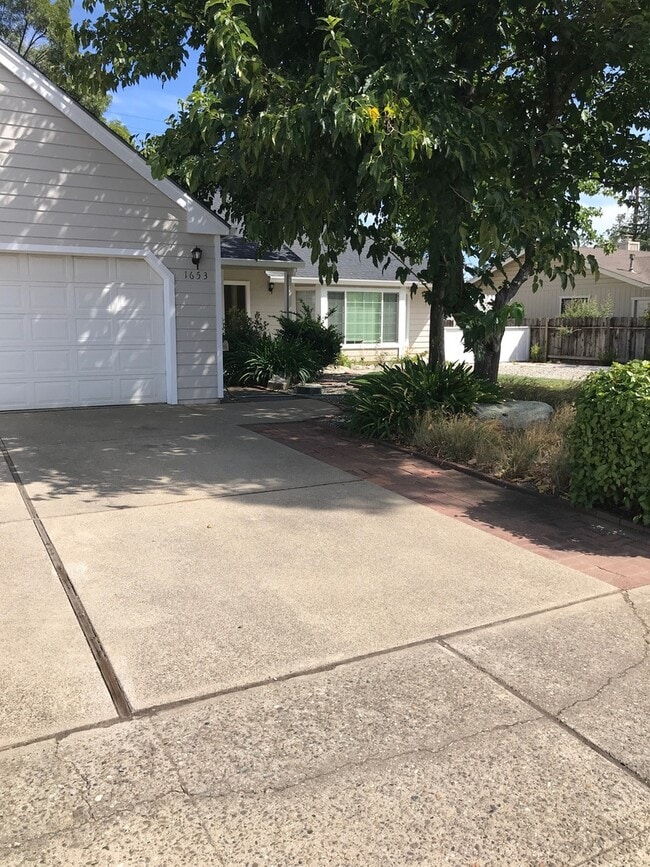 Building Photo - 3 Bedroom 2 Bath home w Garage