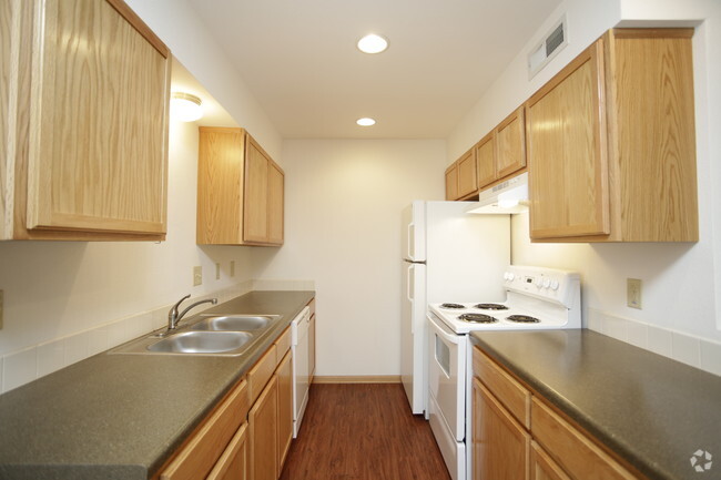 1BR, 1BA - 590 SF - Highland Square Apartments