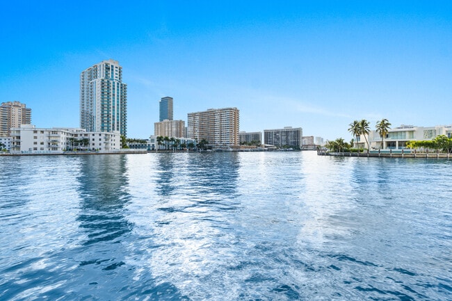 Photo - 121 Golden Isles Dr Unidad Ph1