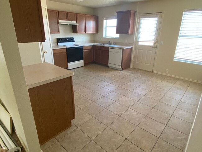 Photo - Spacious 4 bedroom house with fenced yard