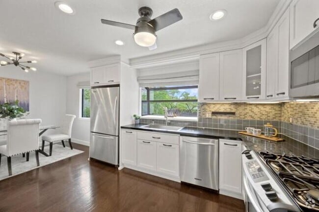 Building Photo - Immaculate 3 Bedroom 2.5 Bath Condominium ...