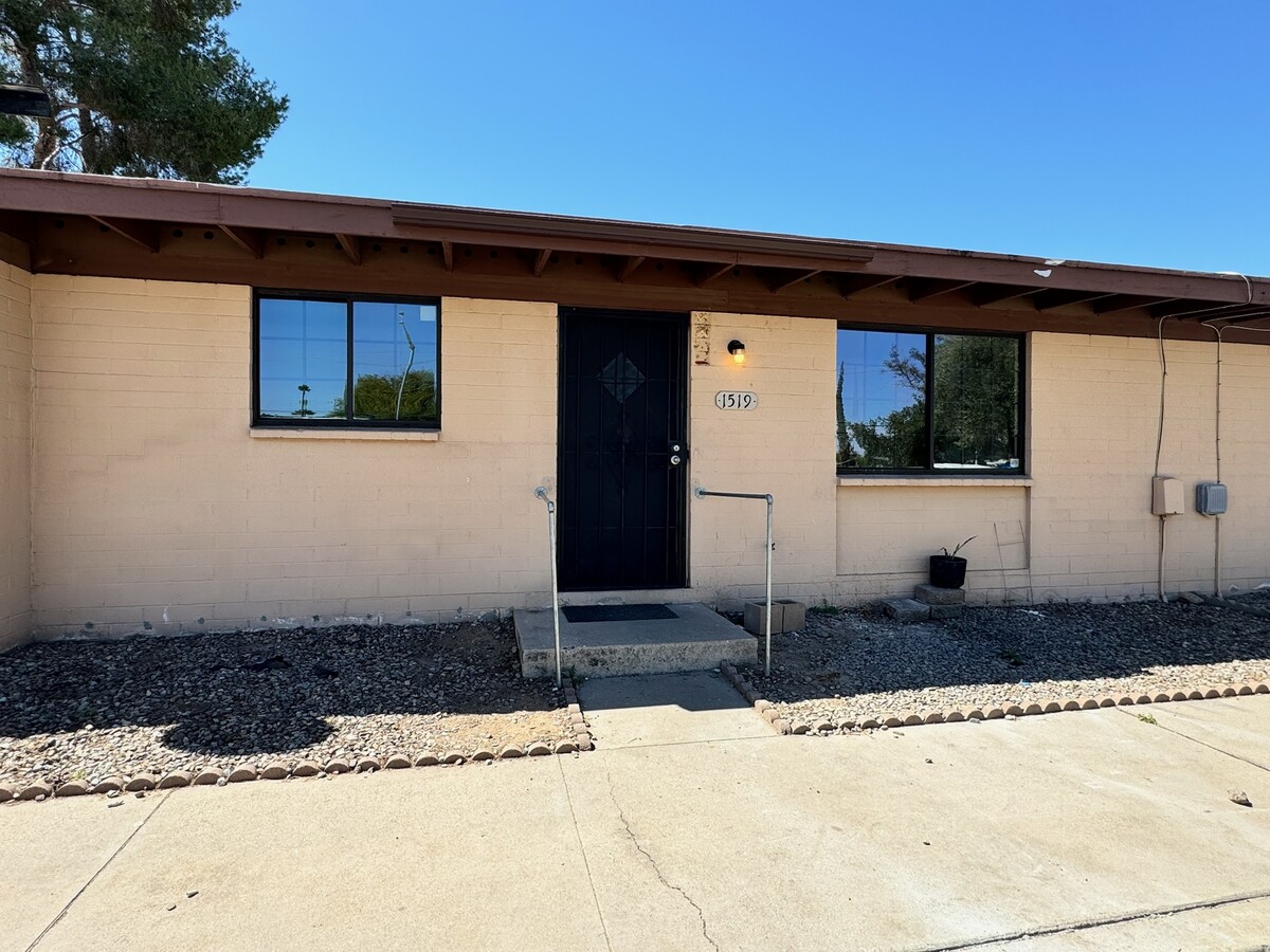 Photo - 1519 W Roger Rd Townhome