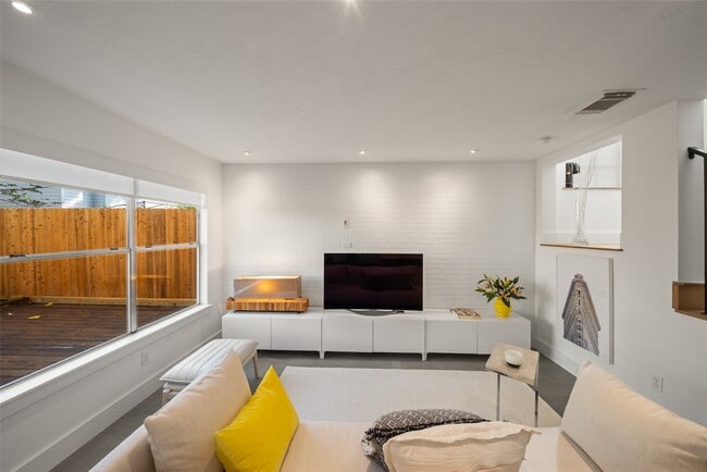 Photo - 258 Sentry Maple Pl