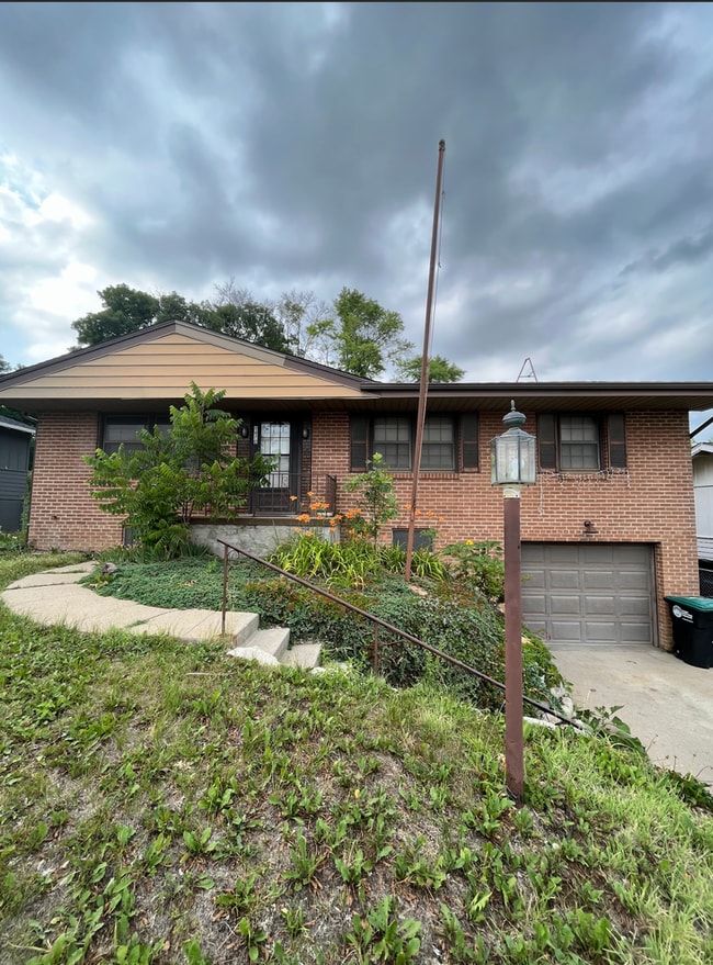 Building Photo - Conveniently Located 3-Bedroom with Walk-O... Rental