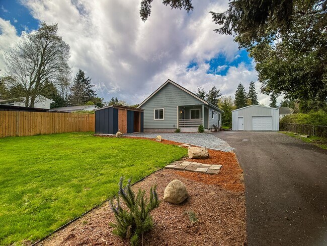 Large Garage in Burien 2bd 1.5ba home! - Large Garage in Burien 2bd 1.5ba home!