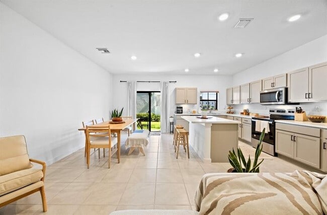 Photo - 369 NW 8th Ct