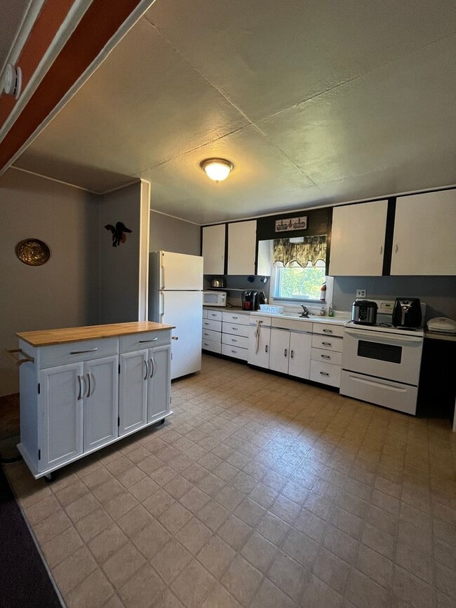 Photo - Furnished 1 bed 1 bath house located