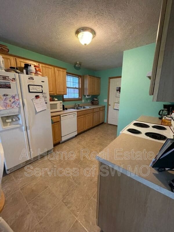 Building Photo - 104 W Twin Oak Dr Rental