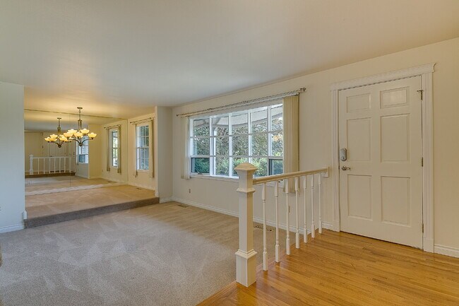 Gorgeous 3 bedroom home in College Hill Skyridge neighborhood of Bellevue