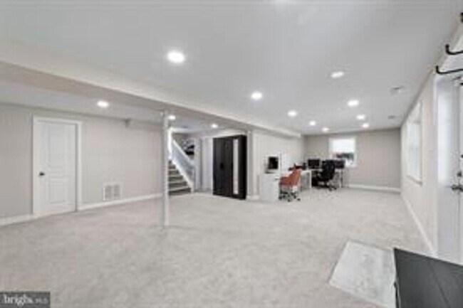 Photo - Modern 4 bedroom with fenced backyard House