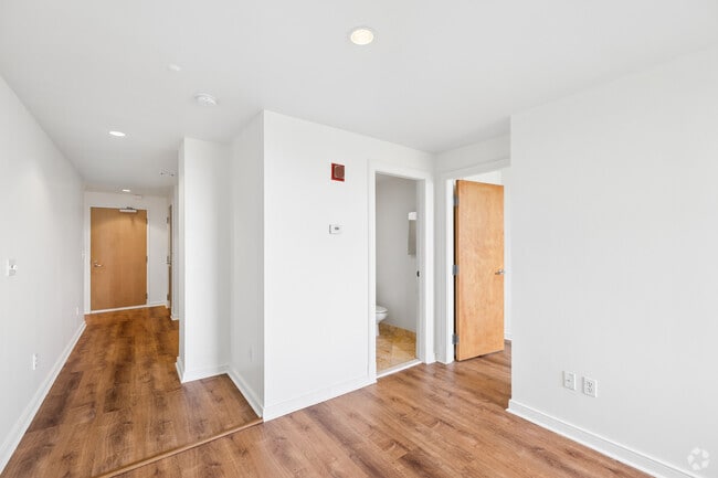 1BR, 1BA - 528SF - Living room & Hallway
