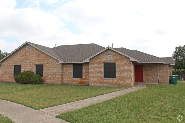 Building Photo - Great 3 Bdrm 2 Bath 1/2 Duplex in Denton Tx Rental