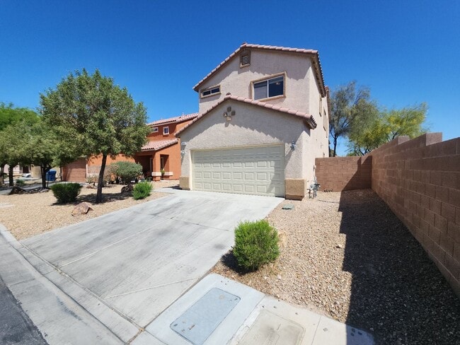 Photo - Beautiful detached home with fully fenced back yard.