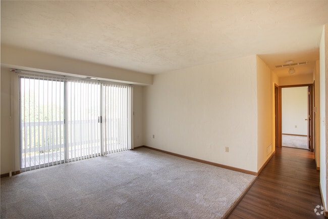2BR, 2BA - 925 SF