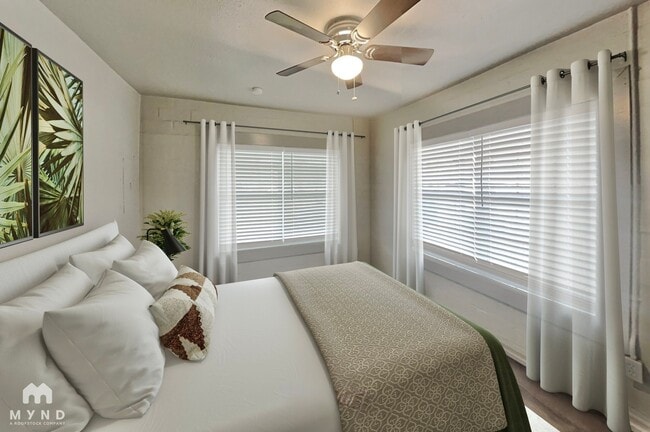 Photo - 320 N Main St