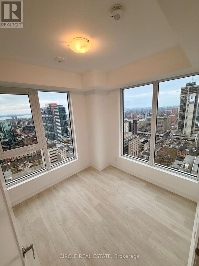 Photo - 75 James St S