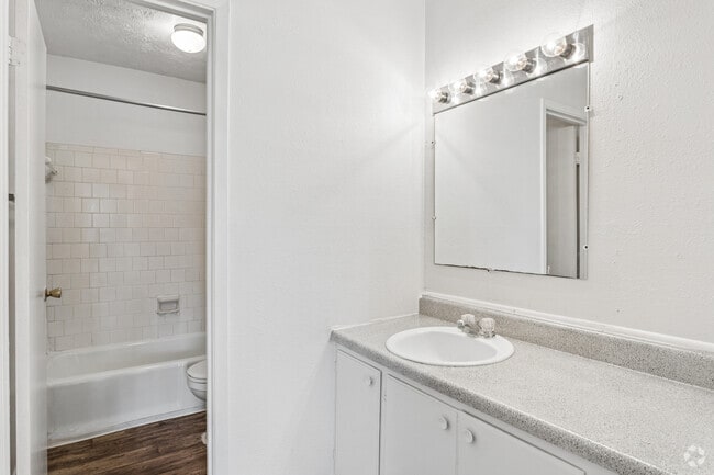 El Azalea 1BR, 1BA - 750SF - Baño