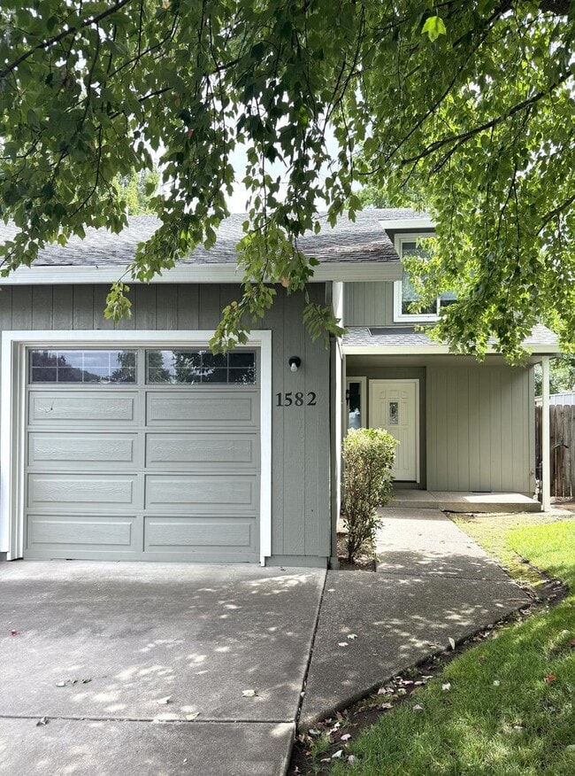 Building Photo - M1582/1584 Unit 1582