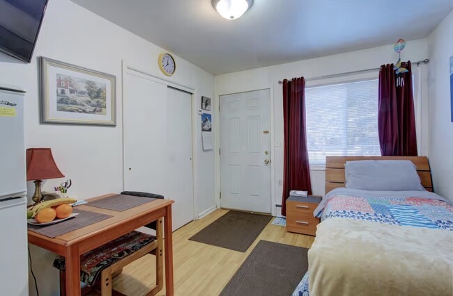 Photo - 914 W 23rd Ave Unit Cute Studio for Singles