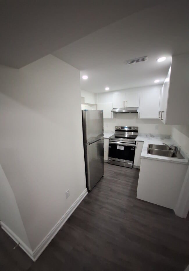 Building Photo - 75 Cobriza Cres Unit #2