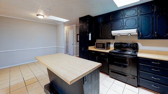 Photo - 362 Camelot Pky