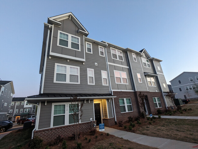 Room in Townhome on Memorial Pkwy - Room in Townhome on Memorial Pkwy