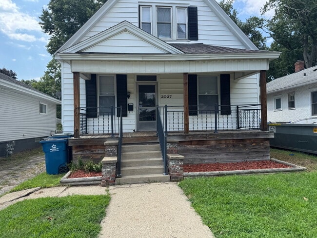 Building Photo - Old Time Rock & Roll — 4 Bedroom Home with Classic Character