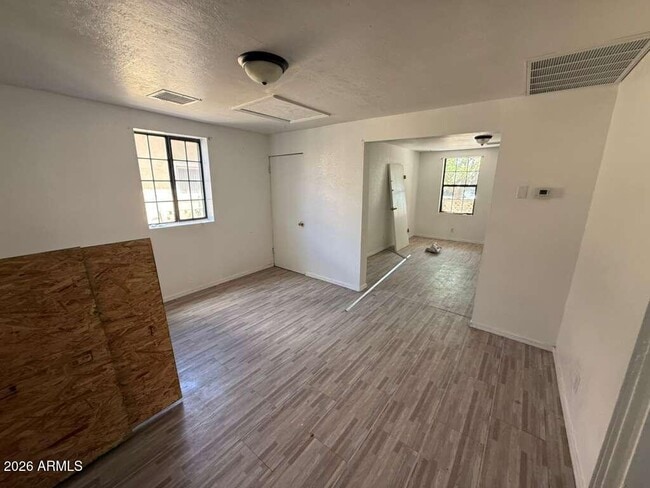 Photo - 942 E 8th St