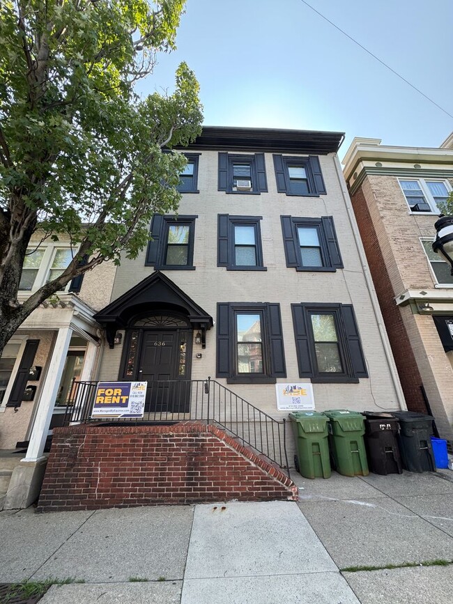 Building Photo - 636 N New St Unit 2