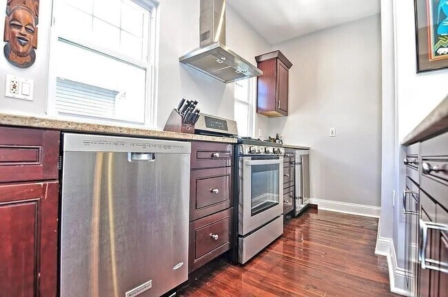 Photo - 154 W Adams St Unit 1