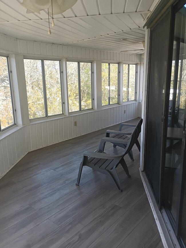 Photo - 111 S Oak Ct