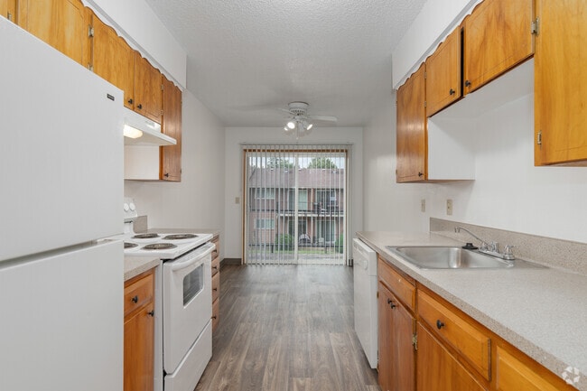 1BR, 1BA - 692SF - Dining Room - Brighton Hill