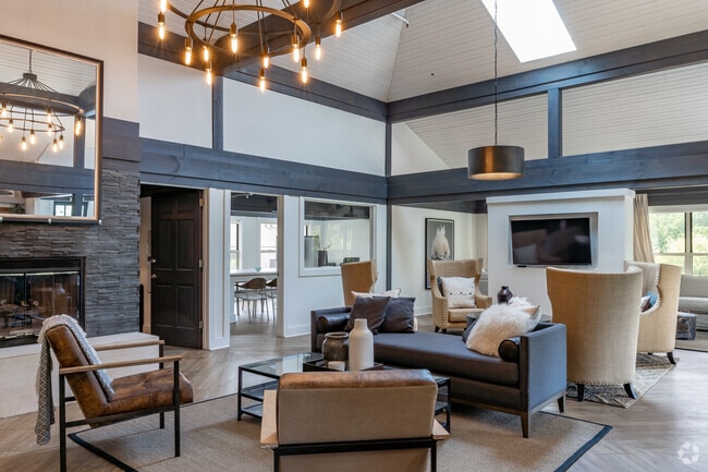 Lounge & Leasing Office - Valley Ranch