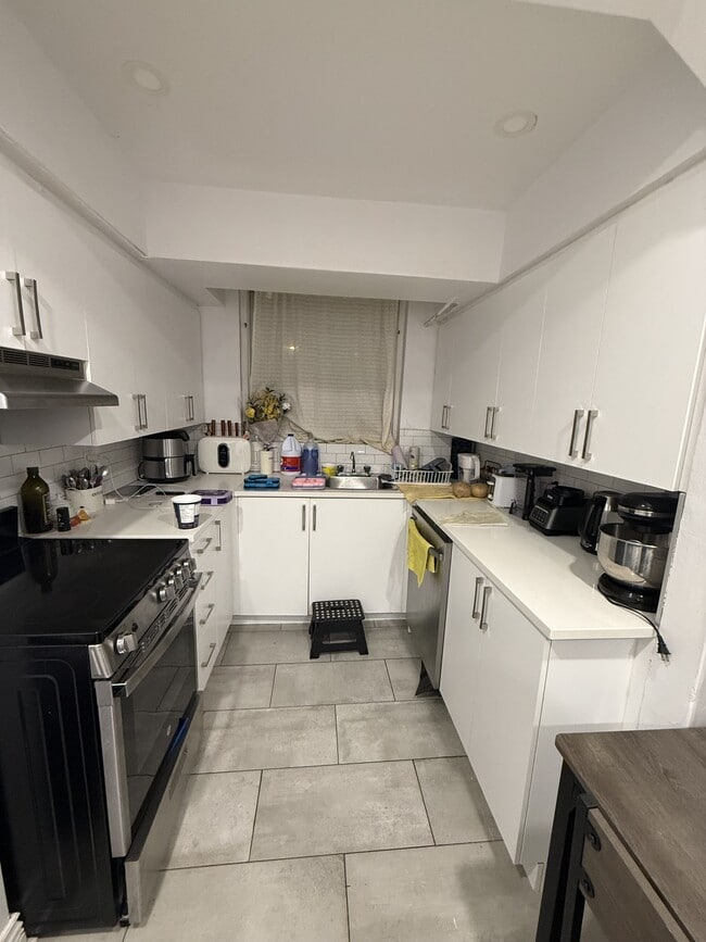 Building Photo - 3760 Ave Saint-Kevin Unit 18