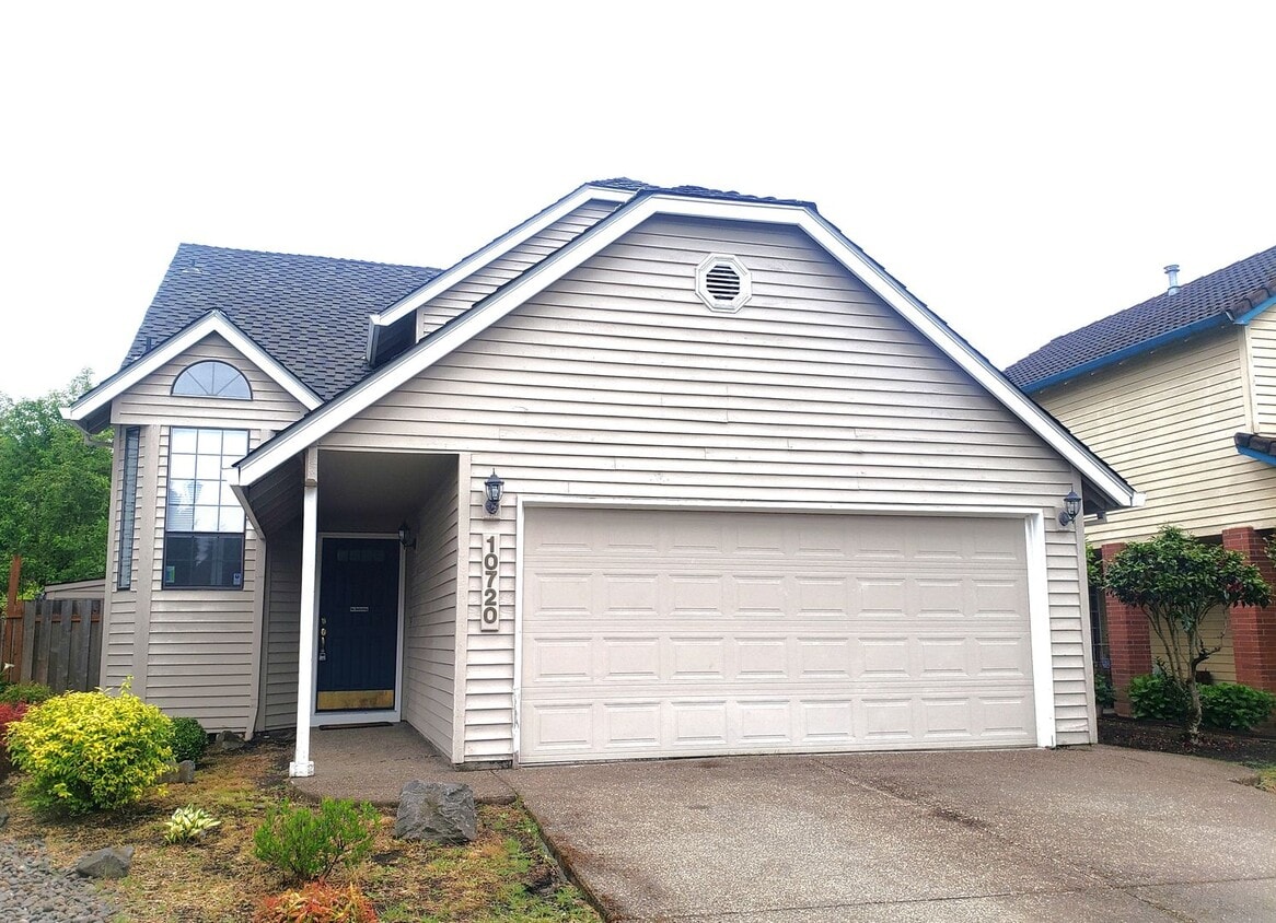 Two Level House in Summer Lake Neighborhood - Two Level House in Summer Lake Neighborhood
