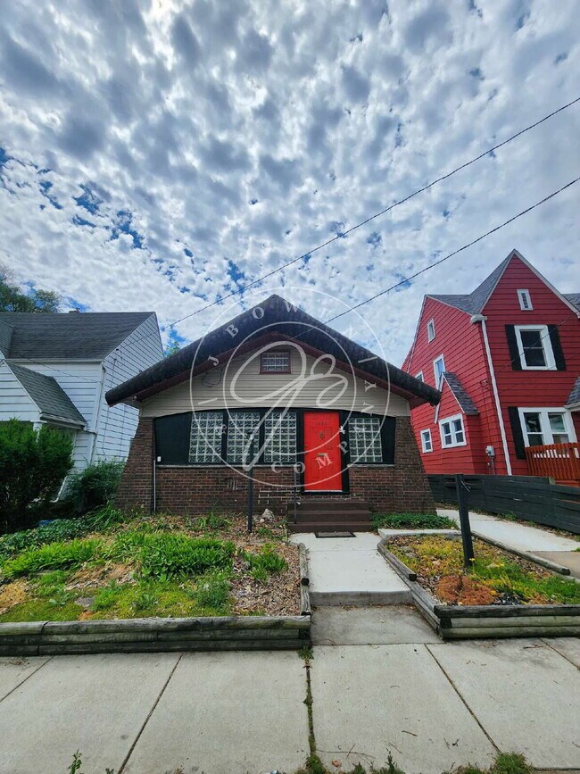 Building Photo - Adorable but unique 3+ bedrooms with bonus rooms! Fenced yard!