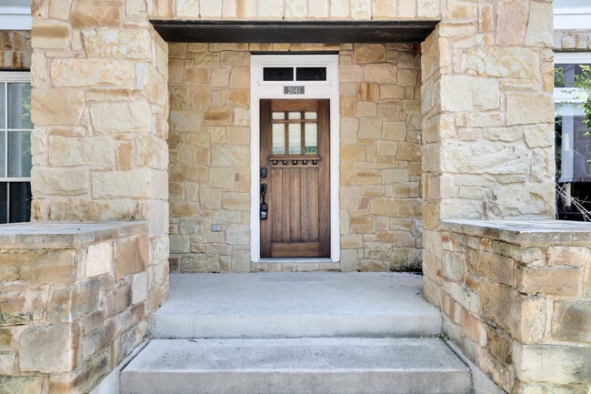Building Photo - 2041 Zach Scott St Rental