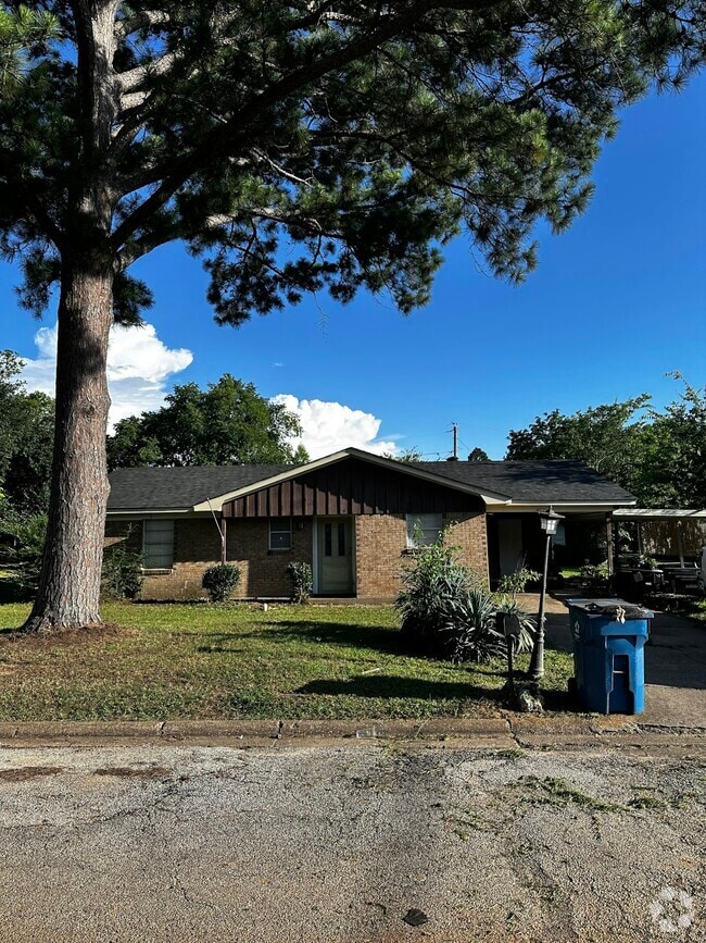 Building Photo - 402 E Pine Ave Rental