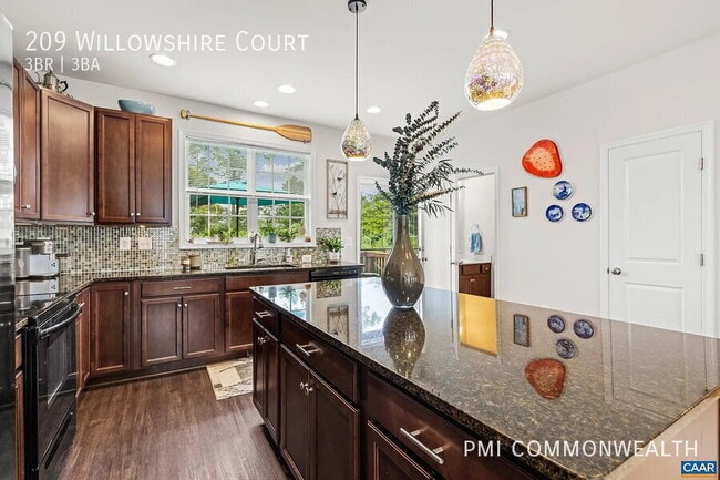 Photo - 209 Willowshire Ct