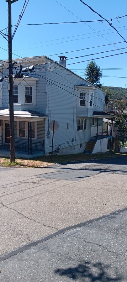 Photo - 219 N George St