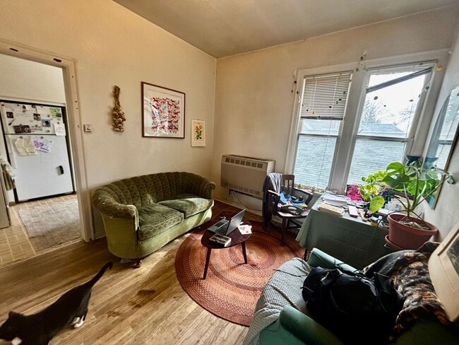 Photo - 404 S Van Buren St Unit Apt 3