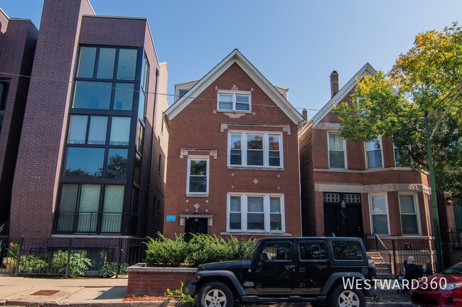 Building Photo - 2043 N Leavitt St Unit G