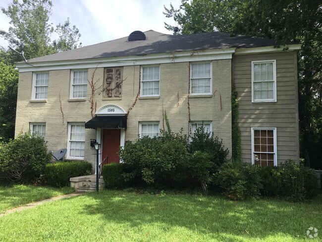 Building Photo - Walking distance to good eats and Huntingd... Rental