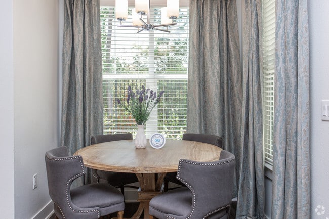 2 Br, Dining Room